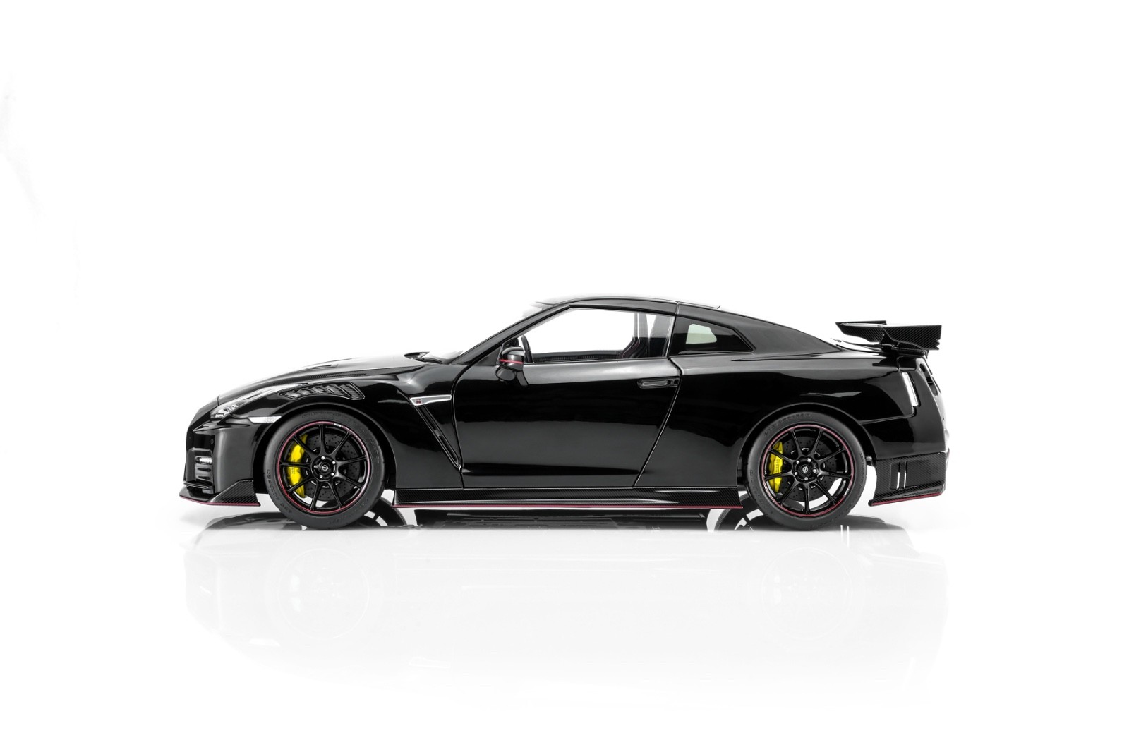 MOTORHELIX 1:18 Nissan GT-R (R35) NISMO Special Edition Black Pearl