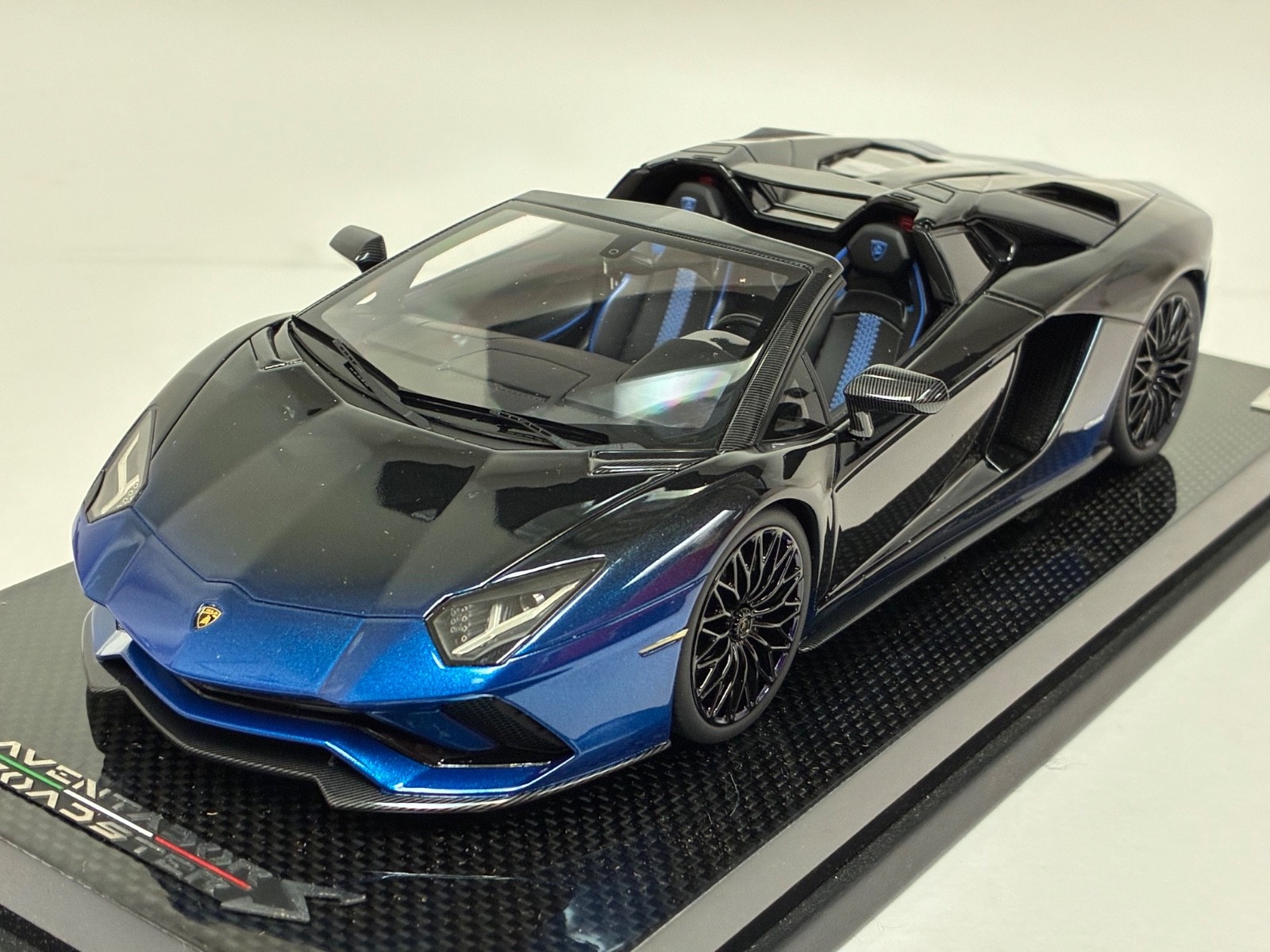 MR Collection 1:18 Lamborghini Aventador S Roadster Japan Edition