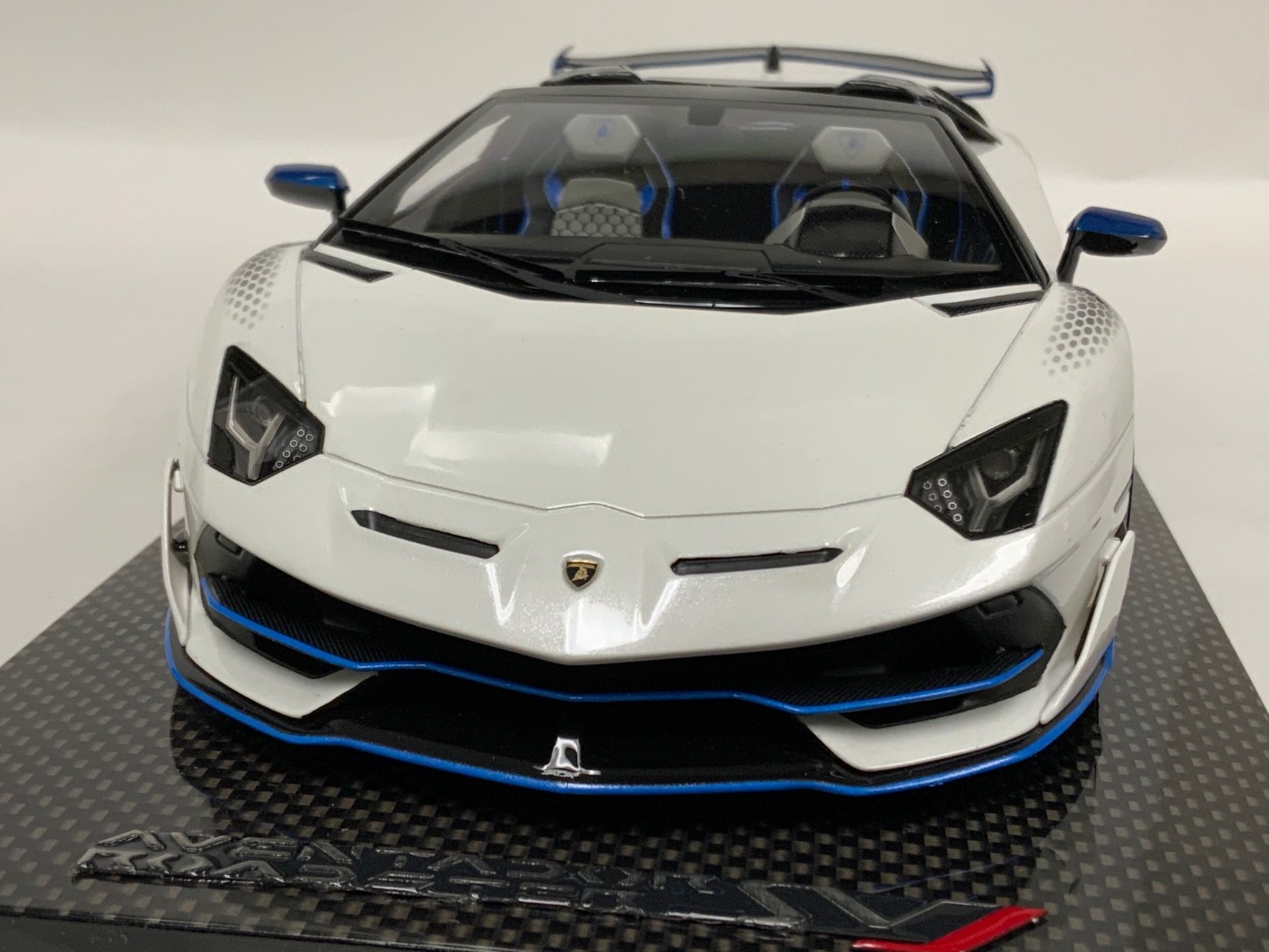 MR Collection 1:18 Lamborghini Aventador SVJ Roadster Xago Edition